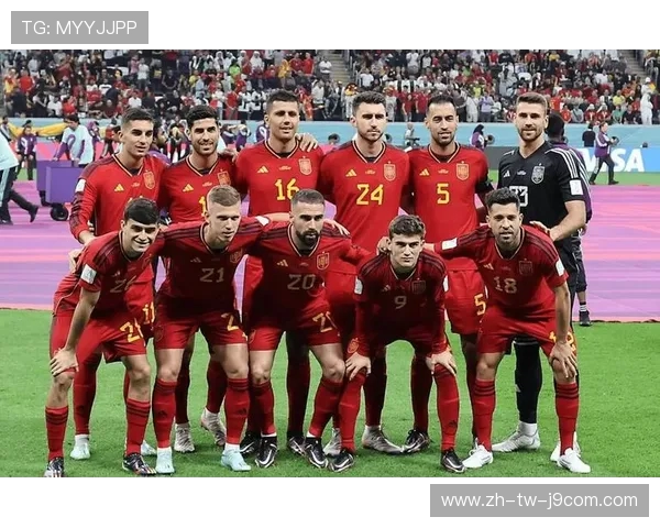 欧冠赛场球队合照凝聚团魂展现激情对抗与荣耀瞬间全景呈现风采绽放