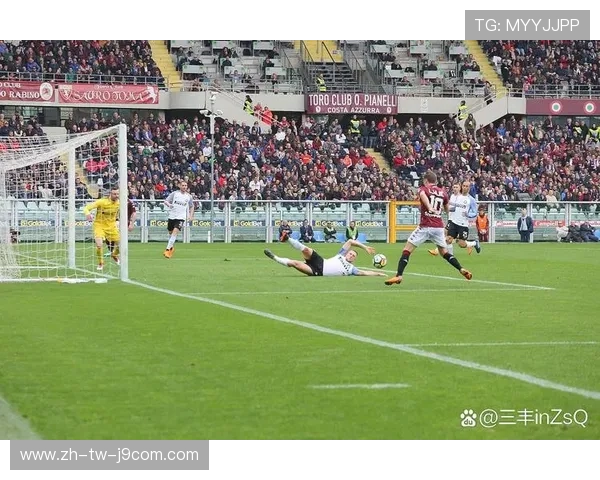 雨中绿茵激情对决足球在湿滑草坪上演速度与意志的较量